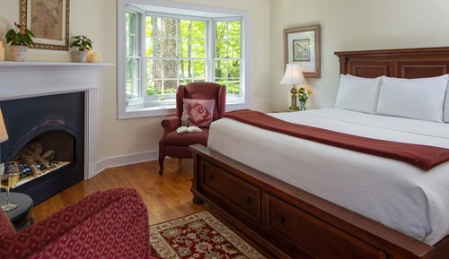 Deluxe Double Room, 1 King Bed, Jetted Tub, Garden View (Rose Room)