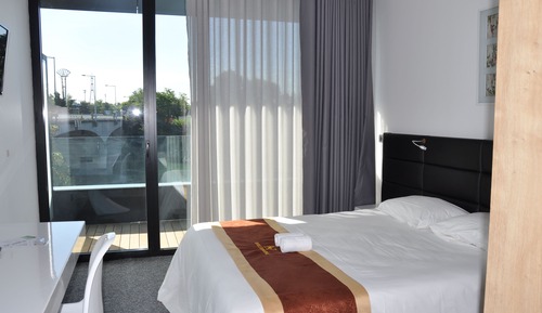 Business Double Room, Ensuite, River View (Balcon)