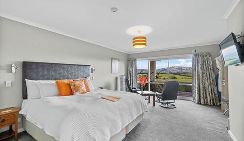 Superior King Room with Mountain View (Harakeke)