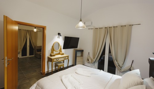 Deluxe Suite, Partial Sea View