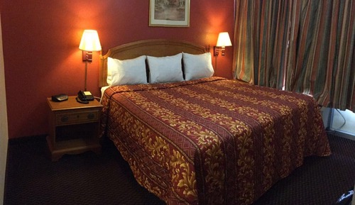 Basic Room, 1 King Bed, Smoking