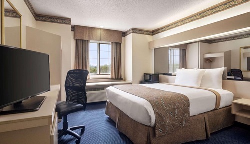 Deluxe Studio Suite, 1 Queen Bed, Non Smoking
