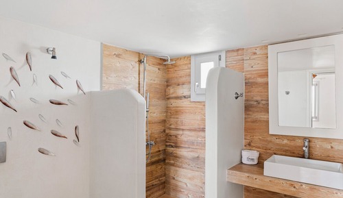 Deluxe Suite (with Private Outdoor Jacuzzi)