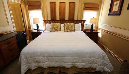Deluxe Room, 1 King Bed, Private Bathroom (Deluxe King Room)