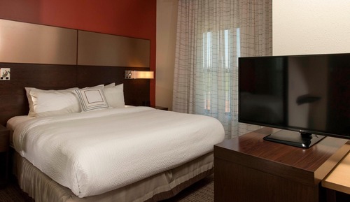 Suite, 1 Bedroom (Mobility/Hearing Access, Roll-In Shwr)