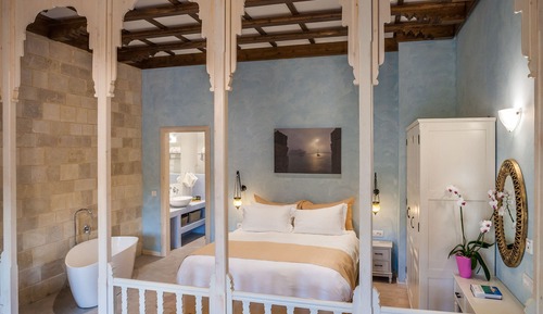 Grand Suite with Private Garden and Outdoor Hot Tub (Panselinos)