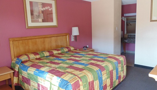 Basic Room, 1 King Bed, Accessible