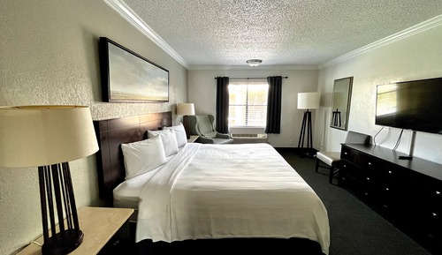 Standard Room, 1 King Bed (Exterior Corridor)
