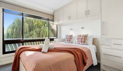 Boats and Bedzzz - Moving Waters Houseboat (Moored Accommodation)
