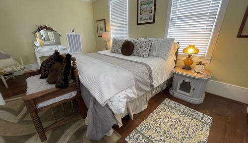 Deluxe Room, 1 King Bed, Non Smoking, Private Bathroom
