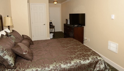 Basic Single Room, 1 Queen Bed, Accessible