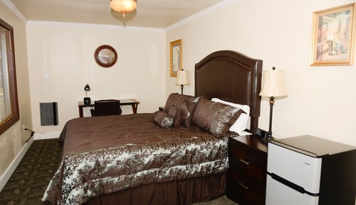 Basic Room, 1 King Bed, Accessible