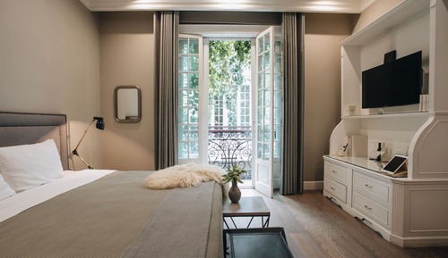 Deluxe Room, 1 King Bed, Courtyard View