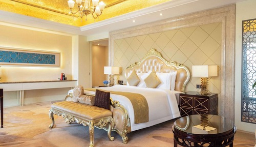 Suite, 1 King Bed, Non Smoking (VIP, Oversized)