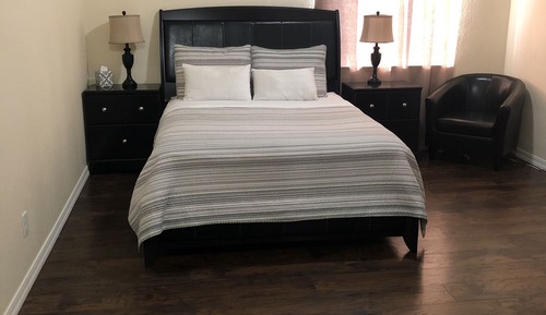 Comfort Room, 1 Queen Bed, Courtyard View
