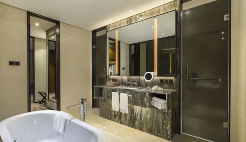 Deluxe Room, 1 King Bed, Smoking