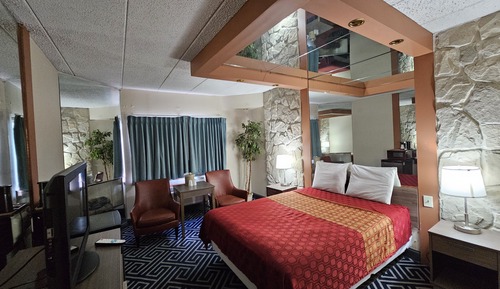 Basic Room, 1 Queen Bed, Accessible