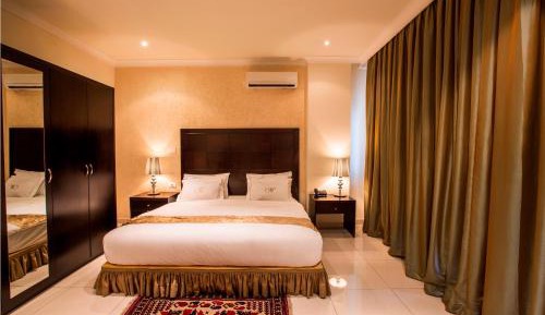 Queen Suite with Spa Bath