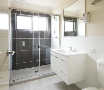 Deluxe One-Bedroom Apartment with Courtyard