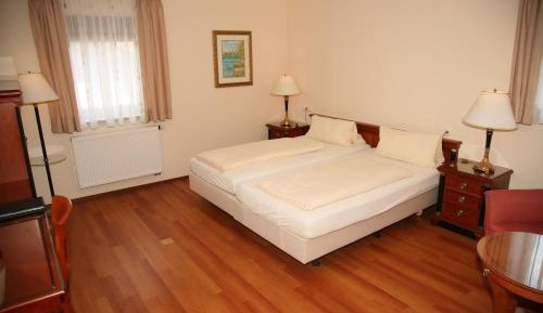 Double or Twin Room (1 Adult)
