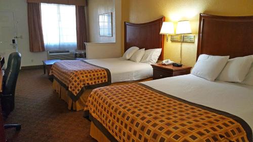 Deluxe Queen Suite