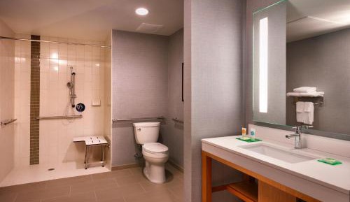 One-Bedroom Suite with Bay View and Roll-In Shower - Disability Access