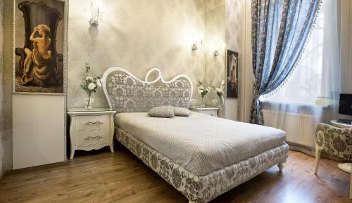 Deluxe One-Bedroom Apartment