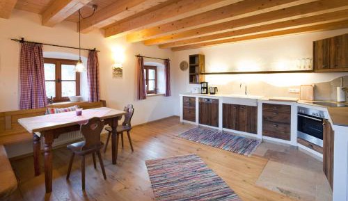 Three-Bedroom Apartment Schusterbreitn