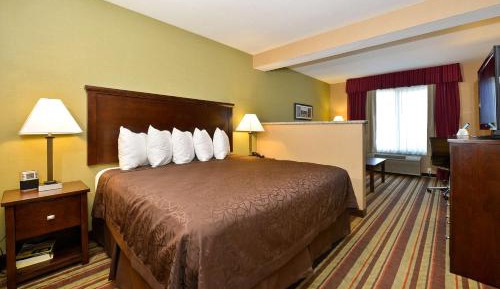 Two-Room King Suite with Spa Bath and Wet Bar