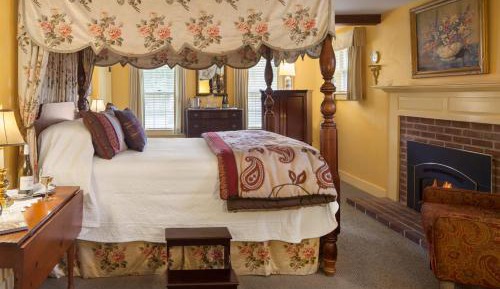 Deluxe Queen Room with Fireplace - Carriage (Intrepid)