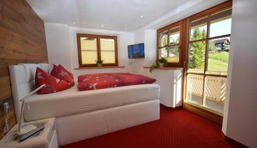 Comfort Four-Bedroom Apartment with Balcony