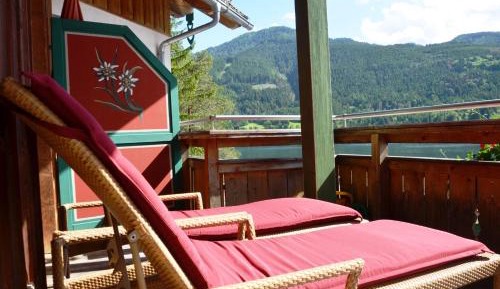 One-Bedroom Apartment with direct Lake View