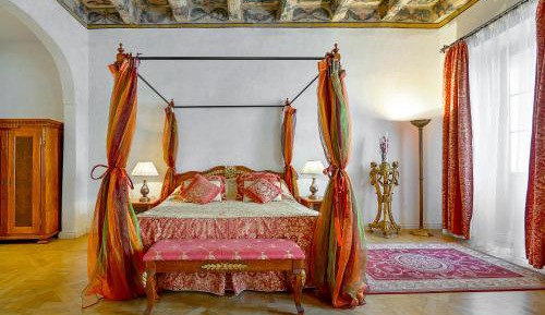 King Suite with Street View