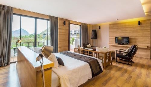 Suite with Mountain View