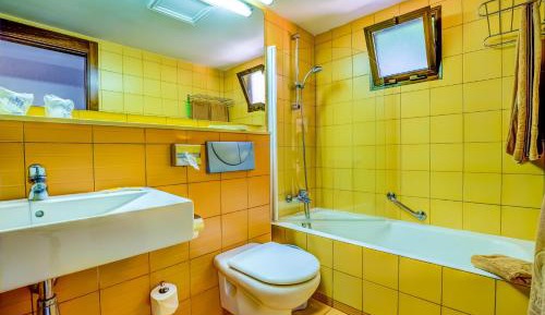 Double Room (2 Adults + 1 Child)