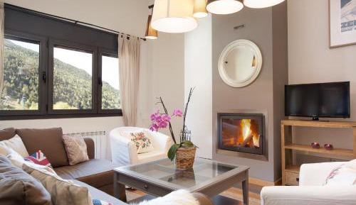 Superior Two Bedroom Apartment with Fireplace for 9 people. 5 min Walking to Ski Area