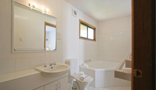 Two-Bedroom Cabin with Spa Bath