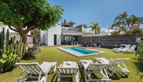 Villa with Garden View