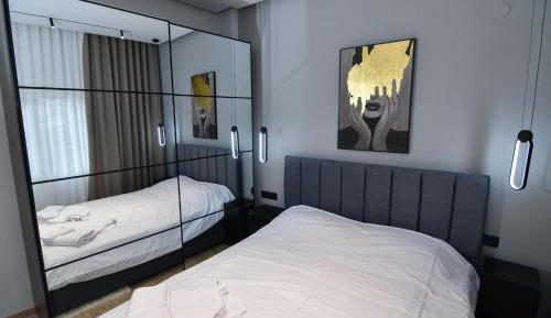 One-Bedroom Apartment with Lake View