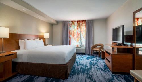 King Guest Room with Tub - Mobility Accessible