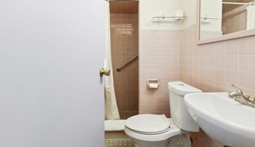 1 King Bed & 2 Queen Beds Non - Smoking