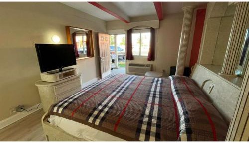 Deluxe King Bed Non-Smoking