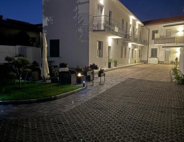 Deluxe Studio