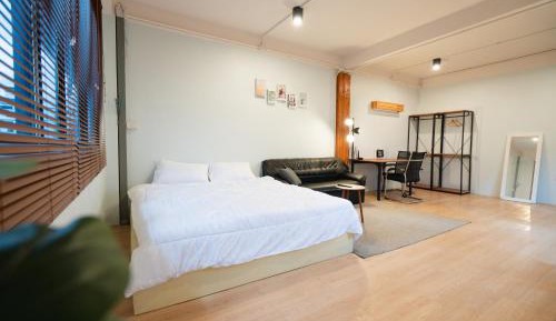 Classic One-Bedroom Apartment with King Bed