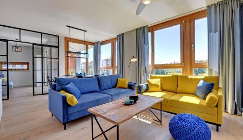 Luxury Three-Bedroom Apartment with Two Bathrooms 192
