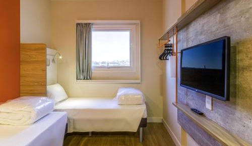 Modern Apartment with 2 Single Beds