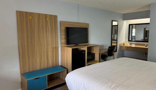 King Room with Mobility Access and Bathtub with Grab Bars, Non-Smoking