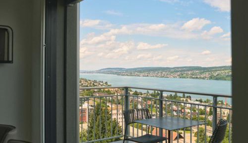 Apartment with Lake View