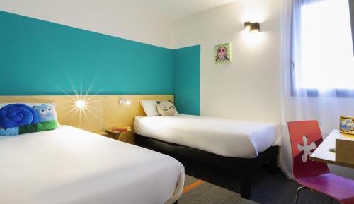 Pure Room with Two Single Beds