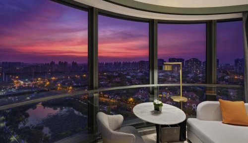Deluxe King Room with Lake View